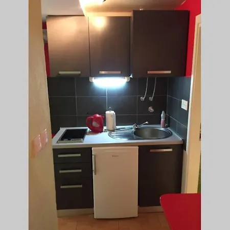 Elena Red Dowtown Apartment