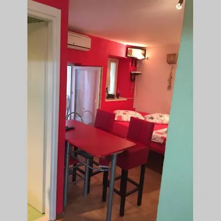 Elena Red Dowtown Apartment Split
