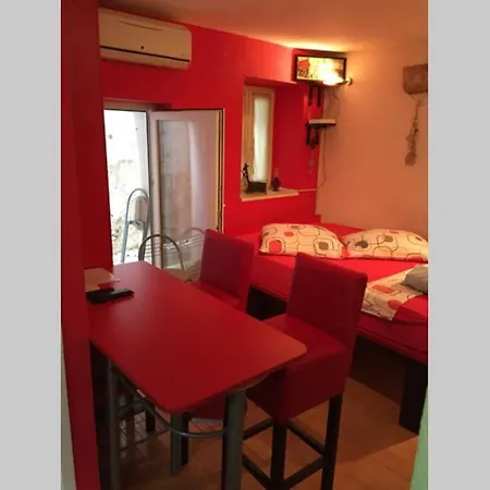 Elena Red Dowtown Apartment *
