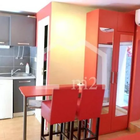 Elena Red Dowtown Apartment Split